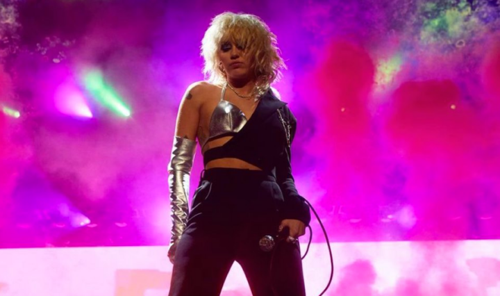 Miley-anuncia-turne-Se-voces-quiserem-ver-meus-peitos-voces-terao-que-comprar-ingressos