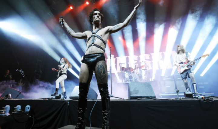 Com-figurino-exotico-Maneskin-da-o-que-falar-ao-fazer-cover-de-Womanizer-da-Britney-Spears.-Assista