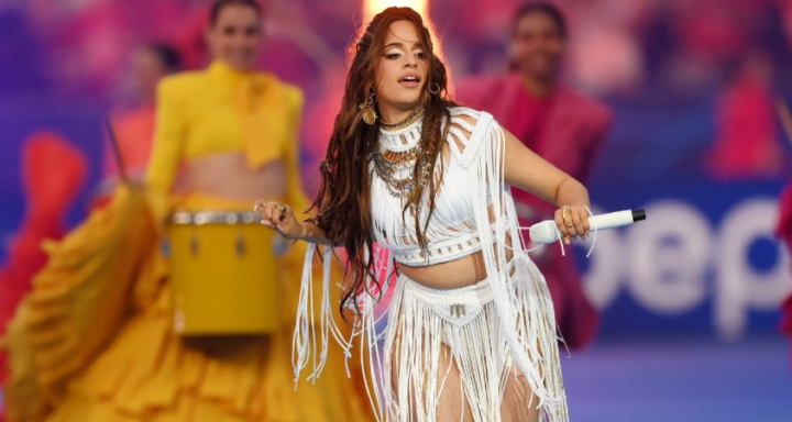 Liga-dos-Campeoes-Camila-Cabello-se-irrita-com-torcedores-que-cantaram-os-hinos-dos-times-durante-sua-performance-1024x384